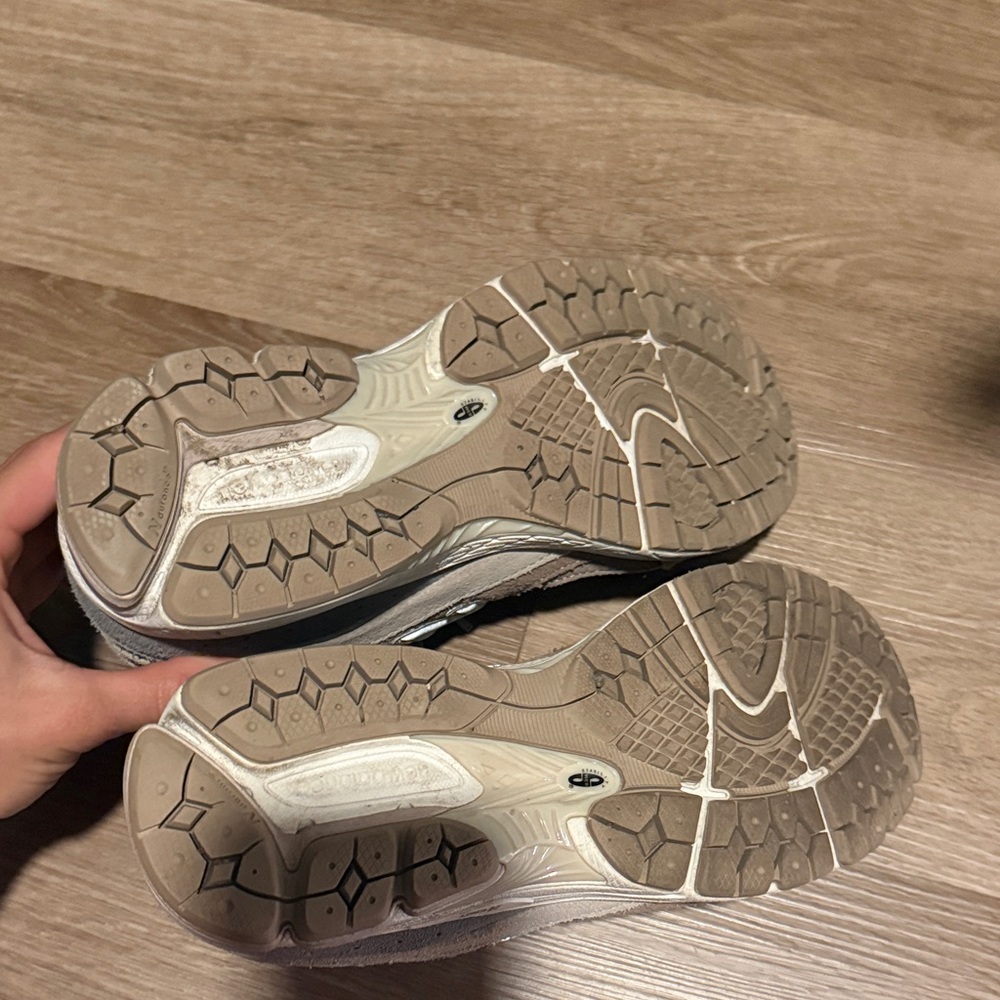 GREAT CONDITION New Balance 2002R Driftwood/ Sandstone Size Women 8/ Men 6.5 - Picture 5 of 5